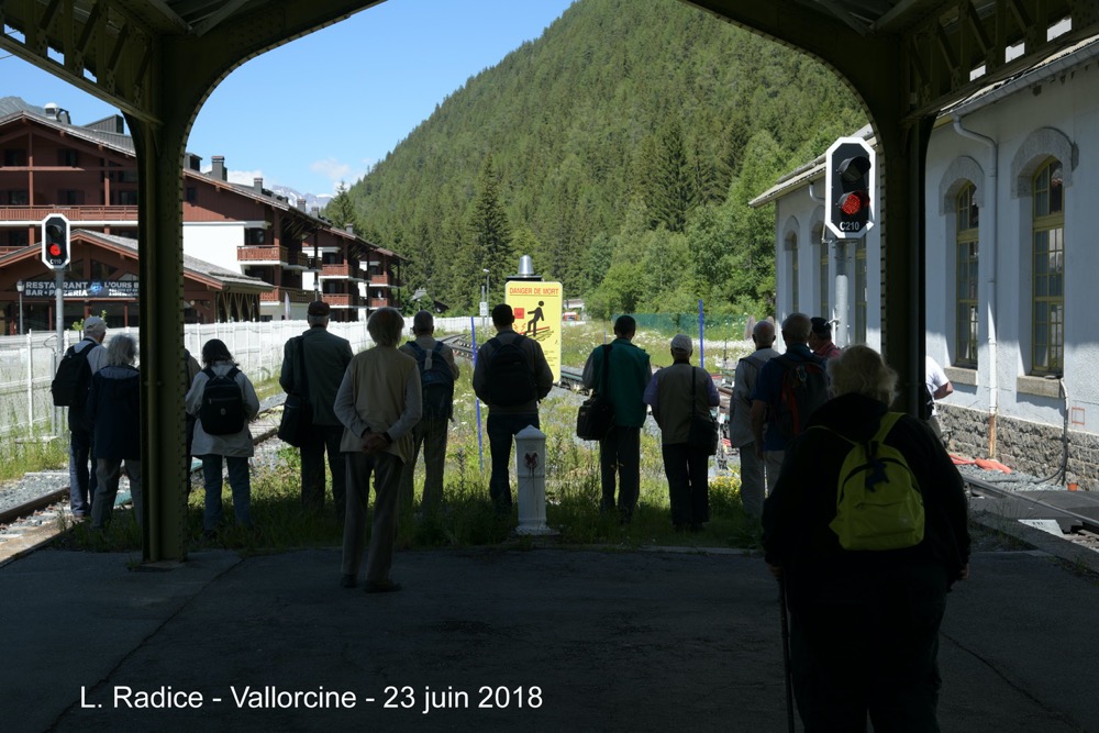 7 - Photographes attendant le train à Vallorcine.jpg